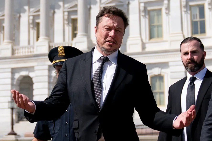 104296211-elon-musk-departs-following-a-meeting-in-the-office-of-us-house-speaker-kevin-mccarthy-r-c
