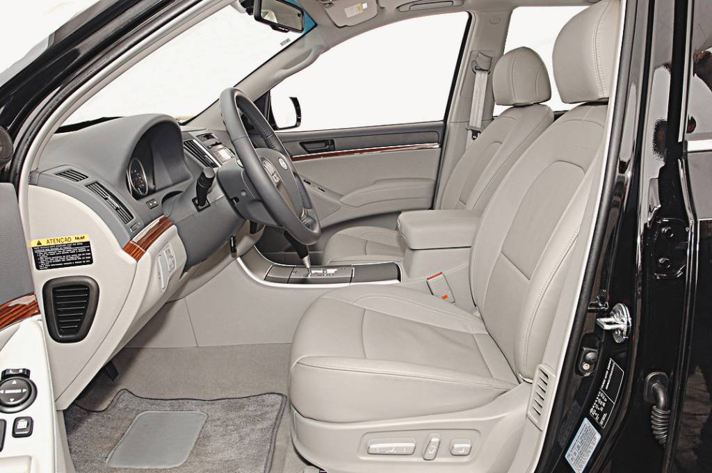 Teste Banco dianteiro de couro do Veracruz 3.8 V6, modelo 2007 da Hyundai, testado pela revista Quatro Rodas.