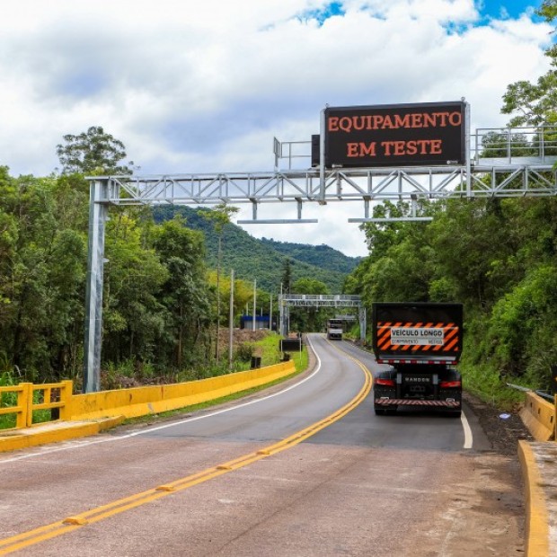 Pórtico do free flow é discreto e acompanhado por placas que passam desapercebidas igualmente