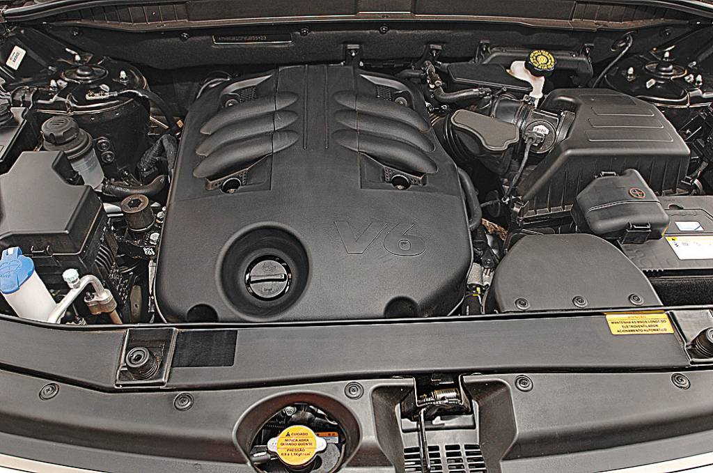 Motor do Veracruz 3.8 V6, modelo 2007 da Hyundai, testado pela revista Quatro Rodas.