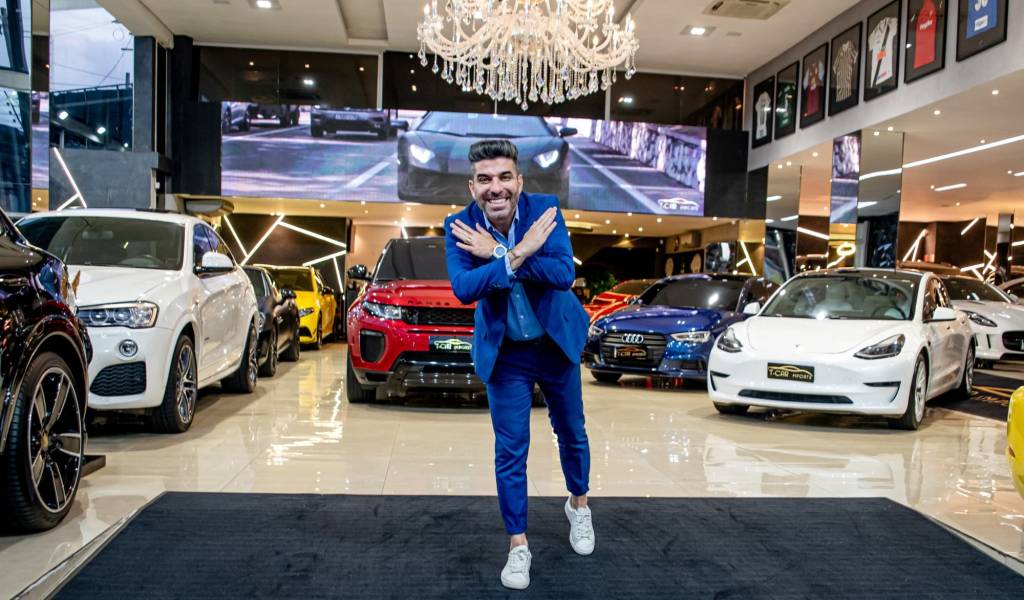 O lavador de carros de luxo que virou dono de loja e ídolo na internet