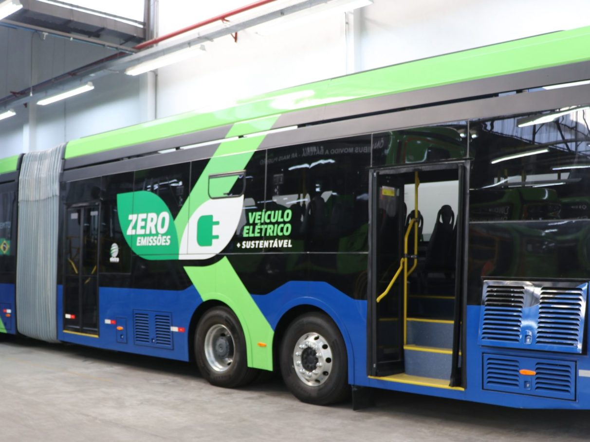 Esse ônibus elétrico é um trólebus que não... | Quatro Rodas