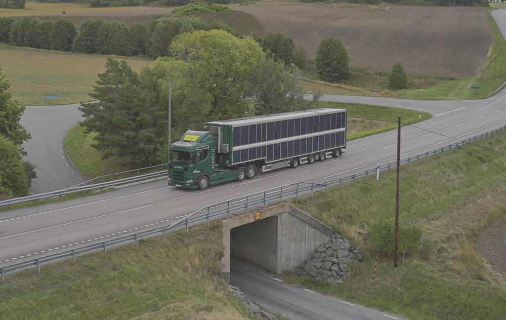 Os painéis solares envolvem a carroceria do trailer de 18 metros de comprimento