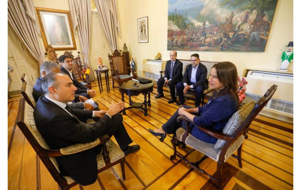 À esquerda o presidente da Stellantis para a América do Sul, Emanuele Cappellano. À direita, a Governadora de Pernambuco, Raquel Lyra
