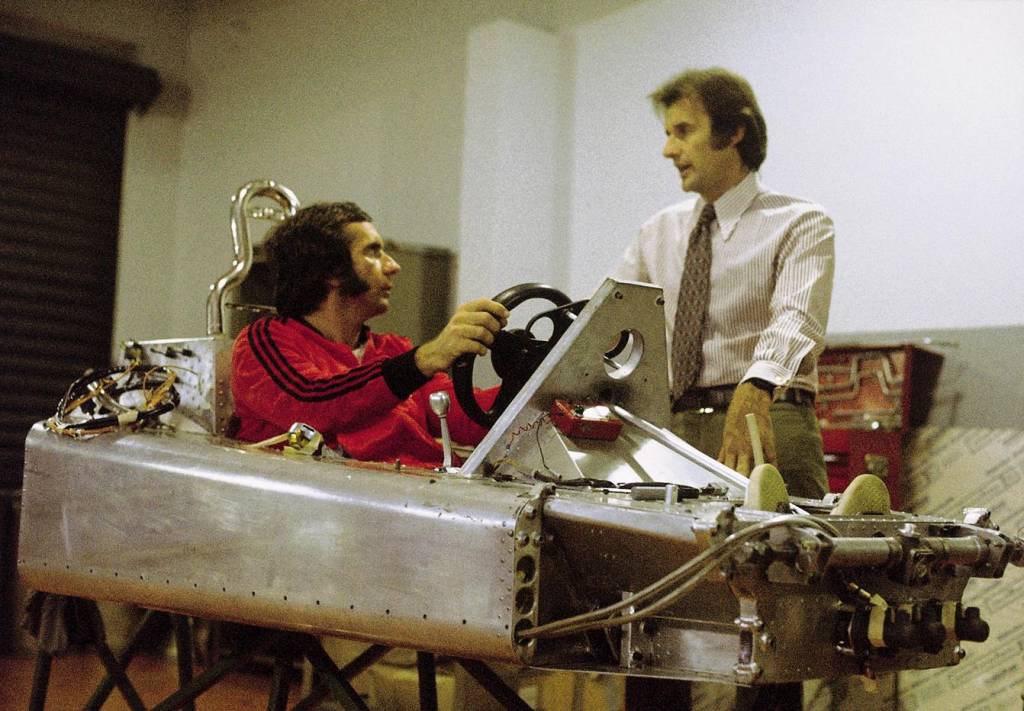 Emerson e Wilsinho Fittipaldi durante o desenvolvimento do seu carro de Fórmula 1