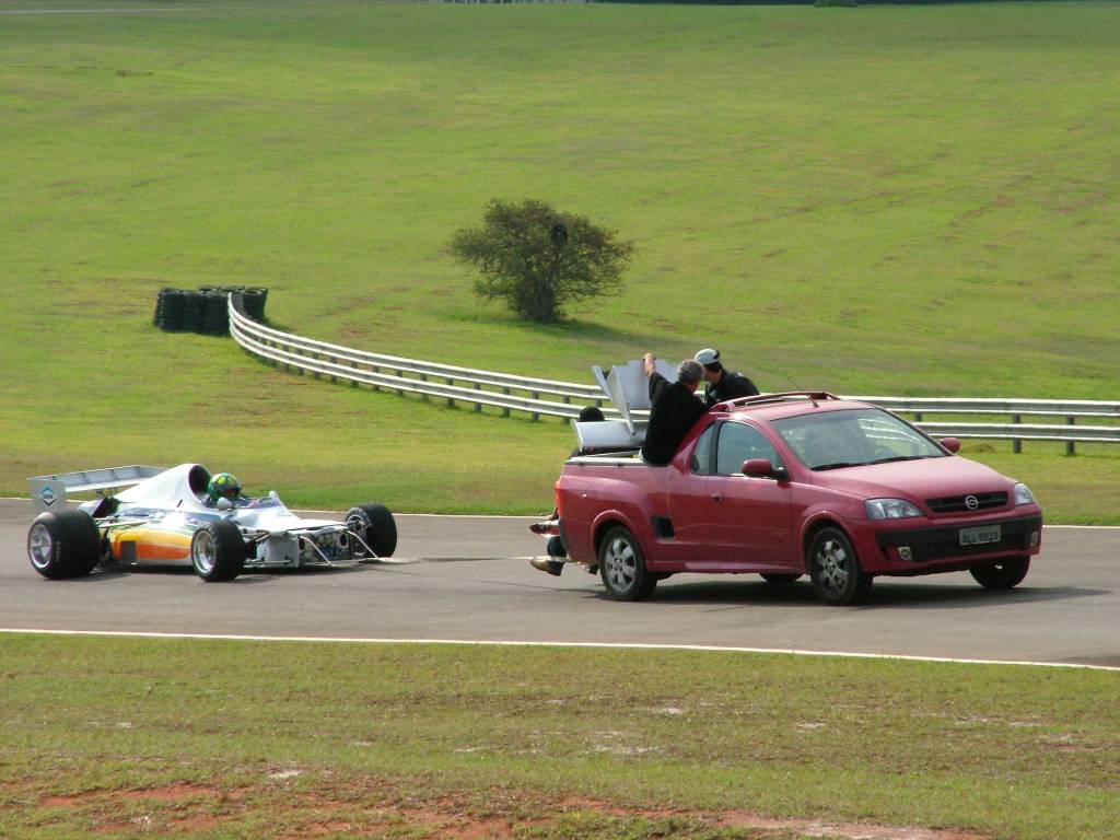 Picape Montana da frota de testes da revista Quatro Rodas, rebocando o Copersucar-Fittipaldi FD01, pilotado por Wilson Fittipaldi Júnior, após ter passado por processo de restauração, no Autódromo de Interlagos