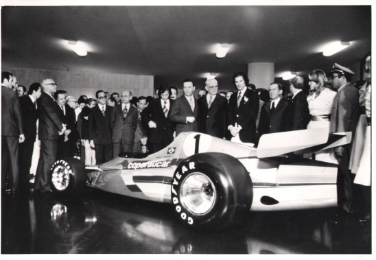 Wilson Fittipaldi Júnior e o presidente Ernesto Geisel durante a apresentação do automóvel de F1 brasileiro, da Copersucar-Fittipaldi, o Fitti1