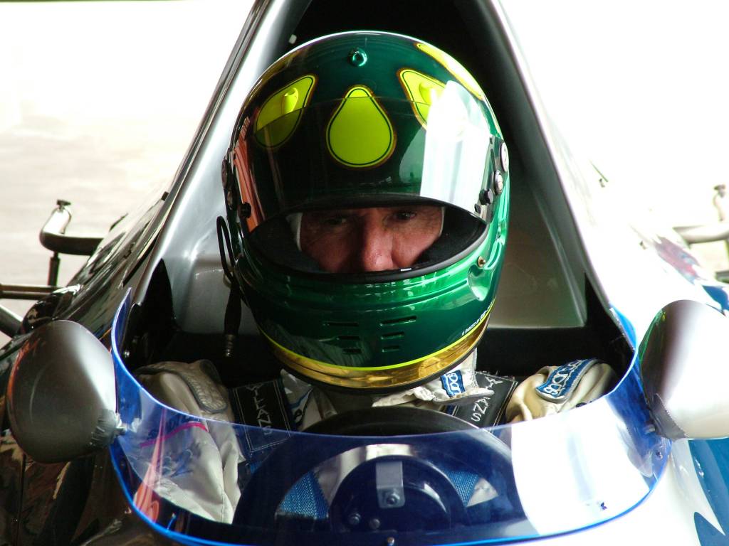 Wilson Fittipaldi Júnior, piloto e um dos idealizadores do projeto do carro de corrida na categoria F1 Copersucar-Fittipaldi FD01, testando exemplar restaurado pela empresa Dana fabricante de autopeças, fotografado para matéria da revista Quatro Rodas.