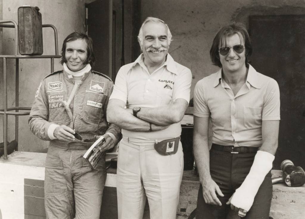 Wilson Fittipaldi, pai, o Barão, entre os filhos Emerson, o Rato, usando macacão e Wilsinho, o Tigrão, durante GP de Monza em 1975. Foto publicada no livro 
