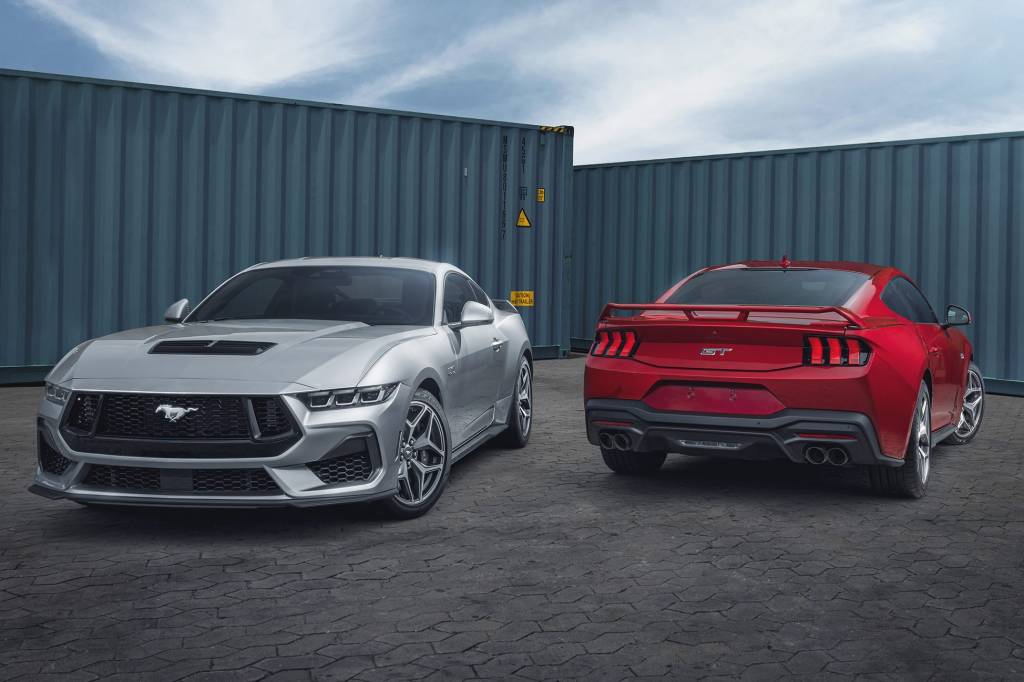 Ford está preparando versões sedã e off-road para o Mustang