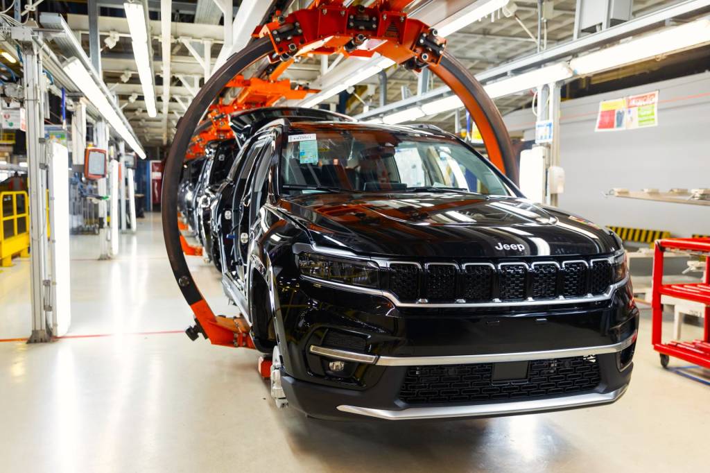 Stellantis contrata brasileiros para baratear desenvolvimento de carros