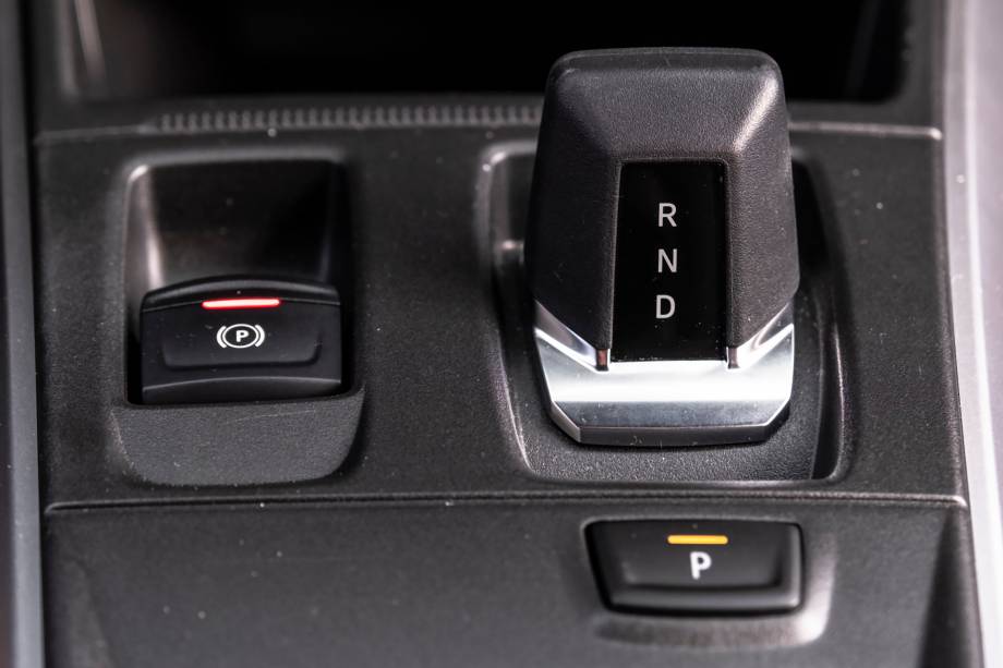 Câmbio tem seletor do tipo joystick Câmbio tem seletor do tipo joystick