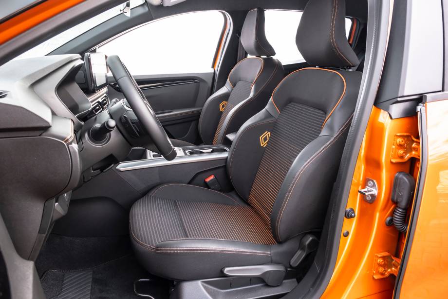 Bancos confortáveis e bom espaço na cabine são pontos positivos Bancos confortáveis e bom espaço na cabine são pontos positivos