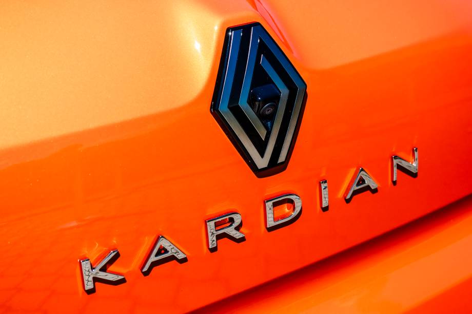 Câmera de ré está escondida no logo Câmera de ré está escondida no logo