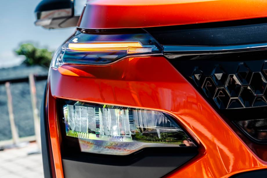 Seta fica na parte superior do farol Seta fica na parte superior do farol