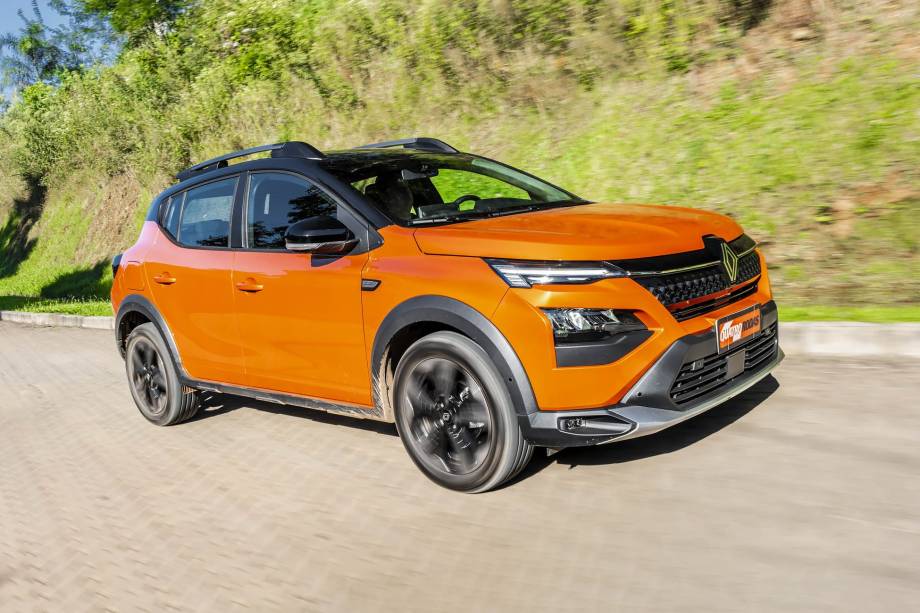 Faróis full-led divididos e capô alto reforçam o aspecto de SUV Faróis full-led divididos e capô alto reforçam o aspecto de SUV