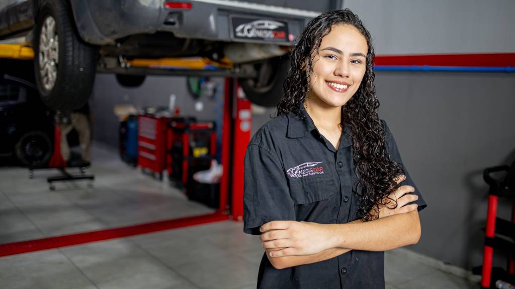 Niela, a mecânica de 17 anos que vem fazendo sucesso na internet