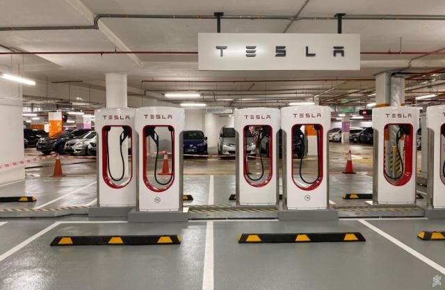Superchargers da Tesla instalados dentro de garagem