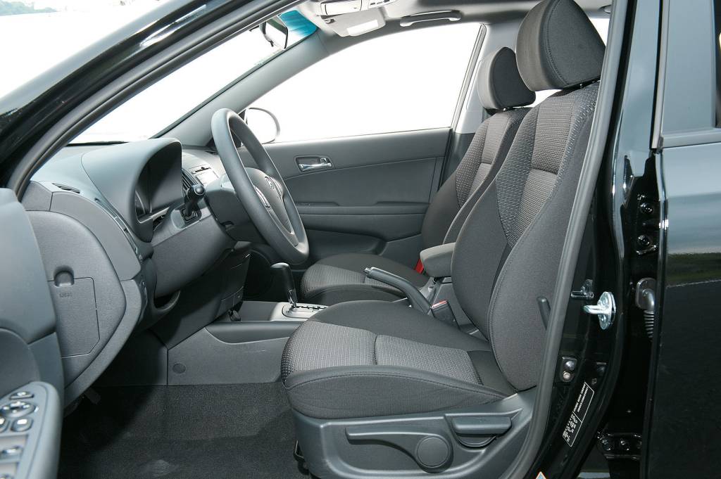 Banco dianteiro do i30 GLS 2.0 16V modelo 2011 da Hyundai, durante teste comparativo da revista Quatro Rodas.