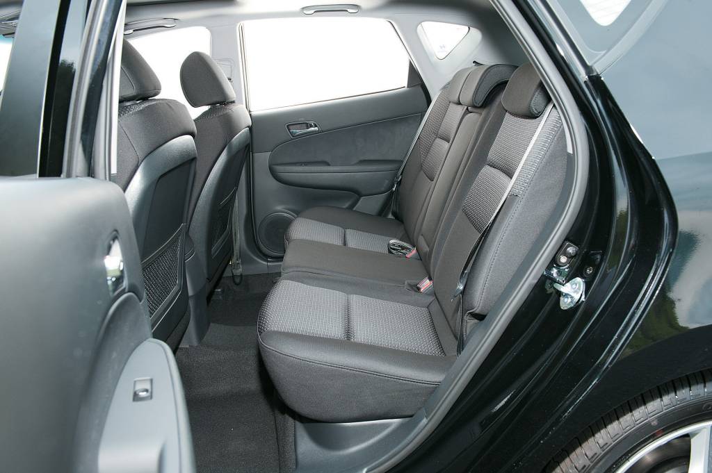 Banco traseiro do i30 GLS 2.0 16V modelo 2011 da Hyundai, durante teste comparativo da revista Quatro Rodas.