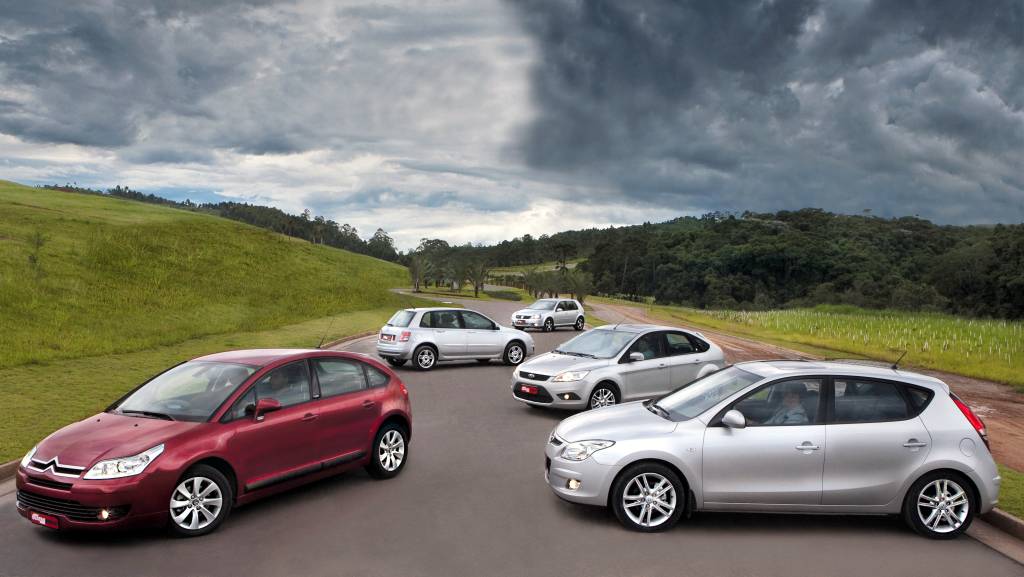 C4 2.0 Exclusive, da Citroën, Stilo 1.8 Dualogic, da Fiat , Golf 2.0 GT, da Volkswagen, Focus 2.0 Ghia, da Ford e i30 2.0, da Hyundai, ambos modelo 2009, durante teste comparativo da revista Quatro Rodas.