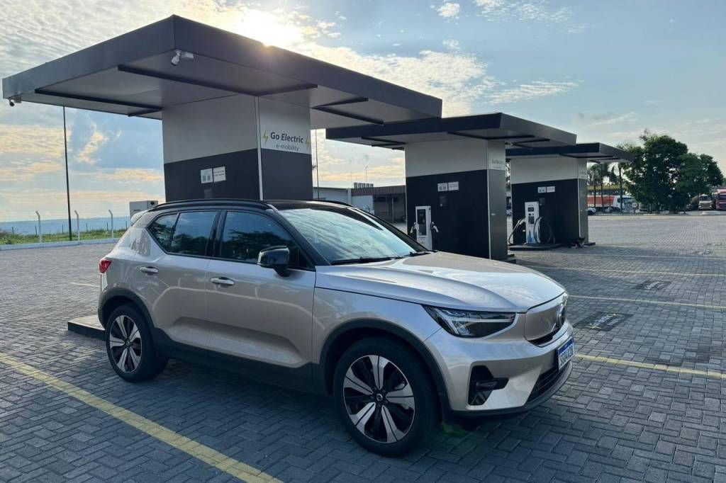 Estação ultrarrápida com oito pontos de recarga para elétricos abre em SP