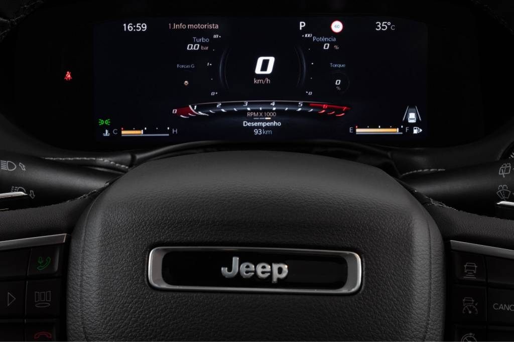Jeep Compass Blackhawk 2025 (3) Detalhe das Performances Pages no quadro de instrumentos digital