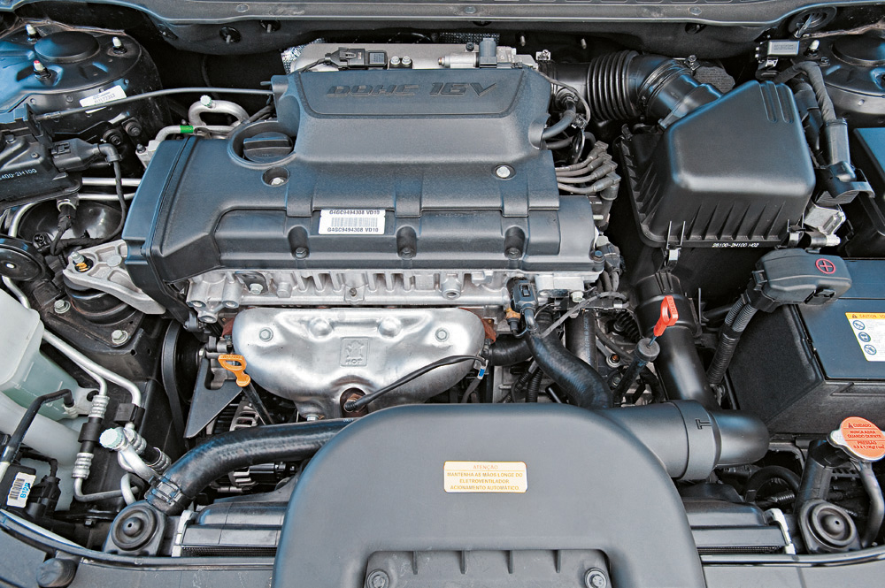 Motor do i30, modelo 2009 da Hyundai, durante teste comparativo da revista Quatro Rodas.