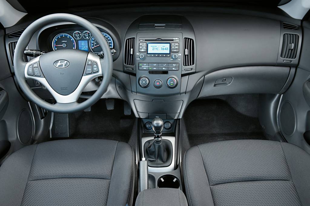 Parte interna do I30 CW, ano 2010 da Hyundai, durante teste da Revista Quatro Rodas.
