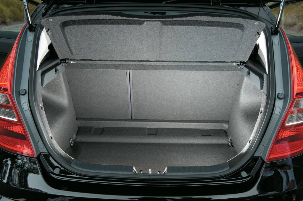 Porta-malas do i30 GLS 2.0 16V modelo 2011 da Hyundai, durante teste comparativo da revista Quatro Rodas.