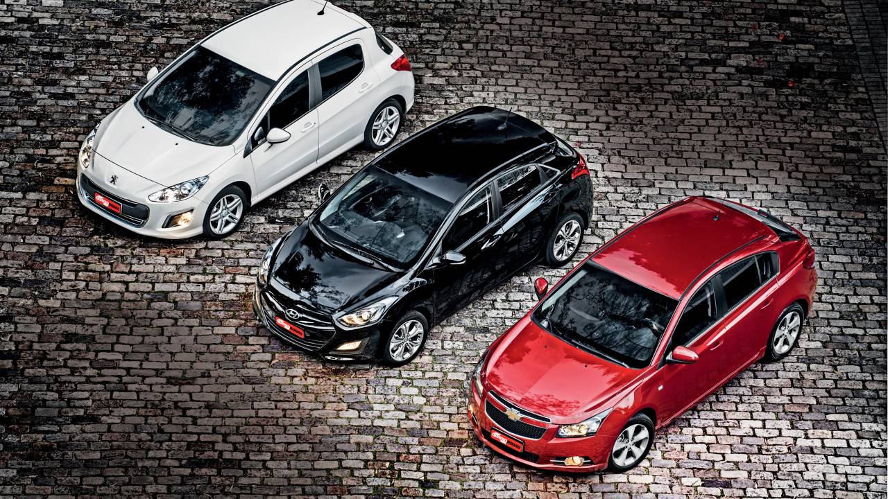 308 Allure 2.0 da Peugeot, i30 1.6 da Hyundai e Cruze LT 1.8 da Chevrolet, ambos modelo 2013 durante teste comparativo da revista Quatro Rodas.