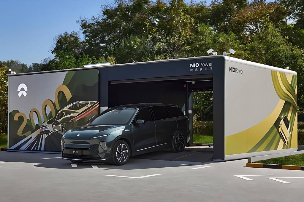 Estação de troca de baterias da Nio Trunfo da Nio está nas estações que, de modo 100% automático, trocam a bateria do carro por outra, cheia, em menos de 5 minutos