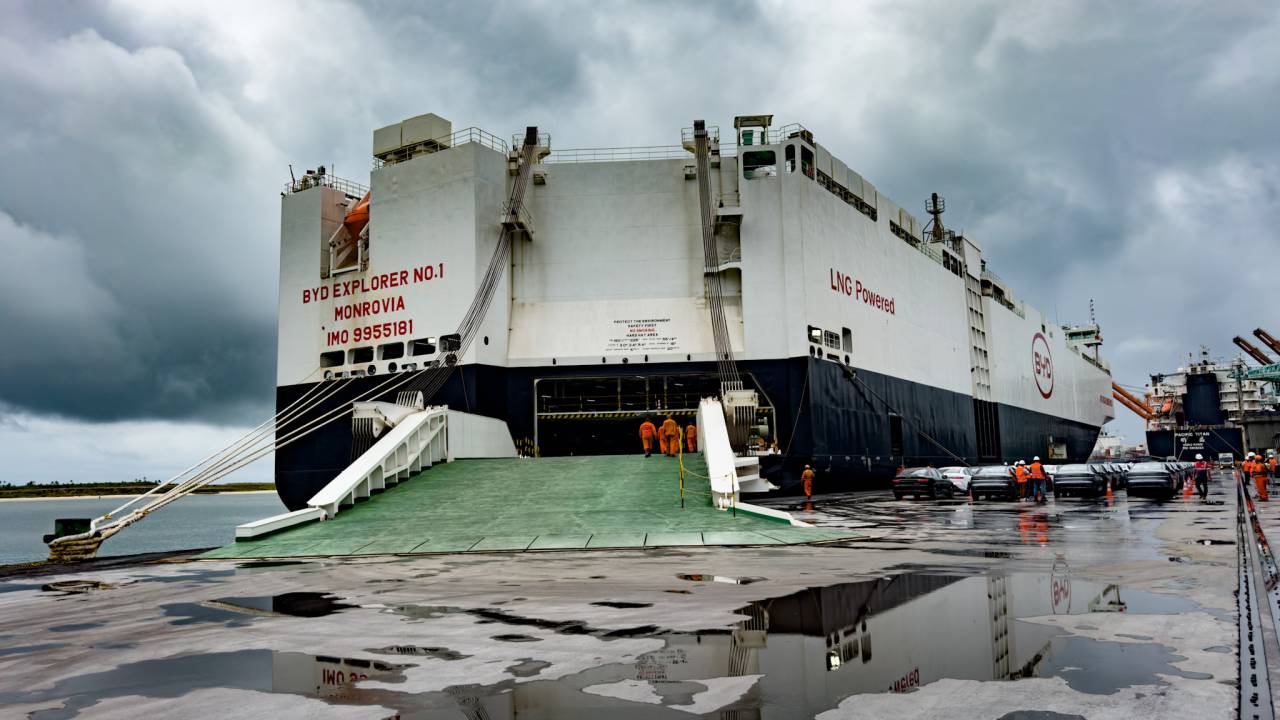 Navio Explorer 01, da BYD, atraca pela primeira vez no Brasil