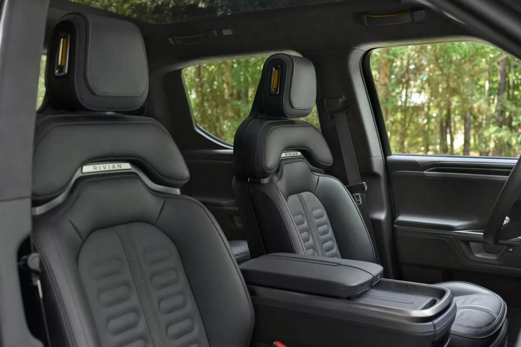 2024-Rivian-R1S-606-14 Rivian R1T e R1S
