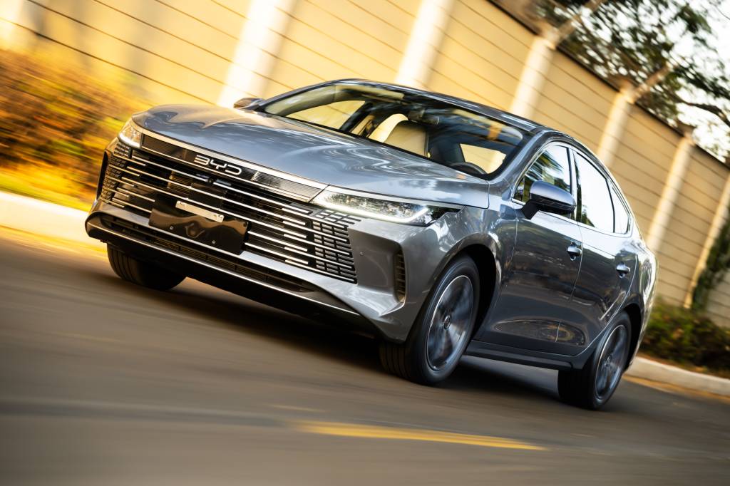 BYD King é híbrido plug-in, mas Toyota Corolla é mais econômico