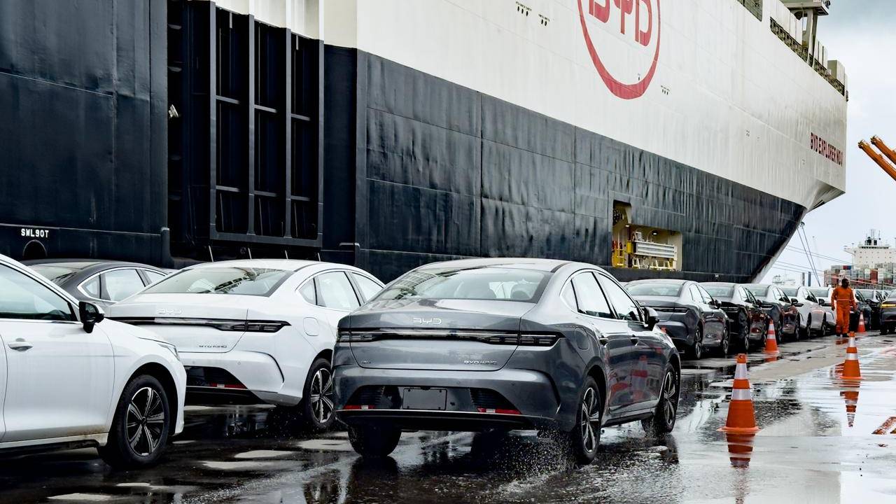 Navio da BYD já está trazendo até 7.117 carros por viagem ao Brasil. Logo haverá mais sete navios desse na mesma rota