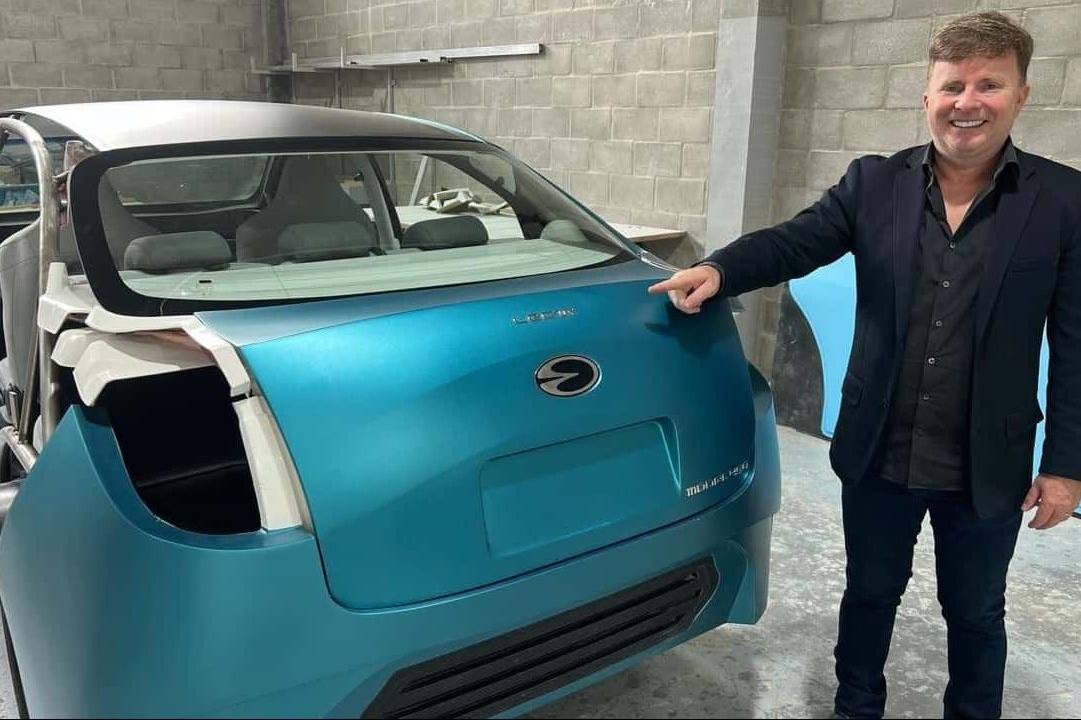CEO da Lecar ao lado de uma maquete do 459, que seria o primeiro carro elétrico nacional