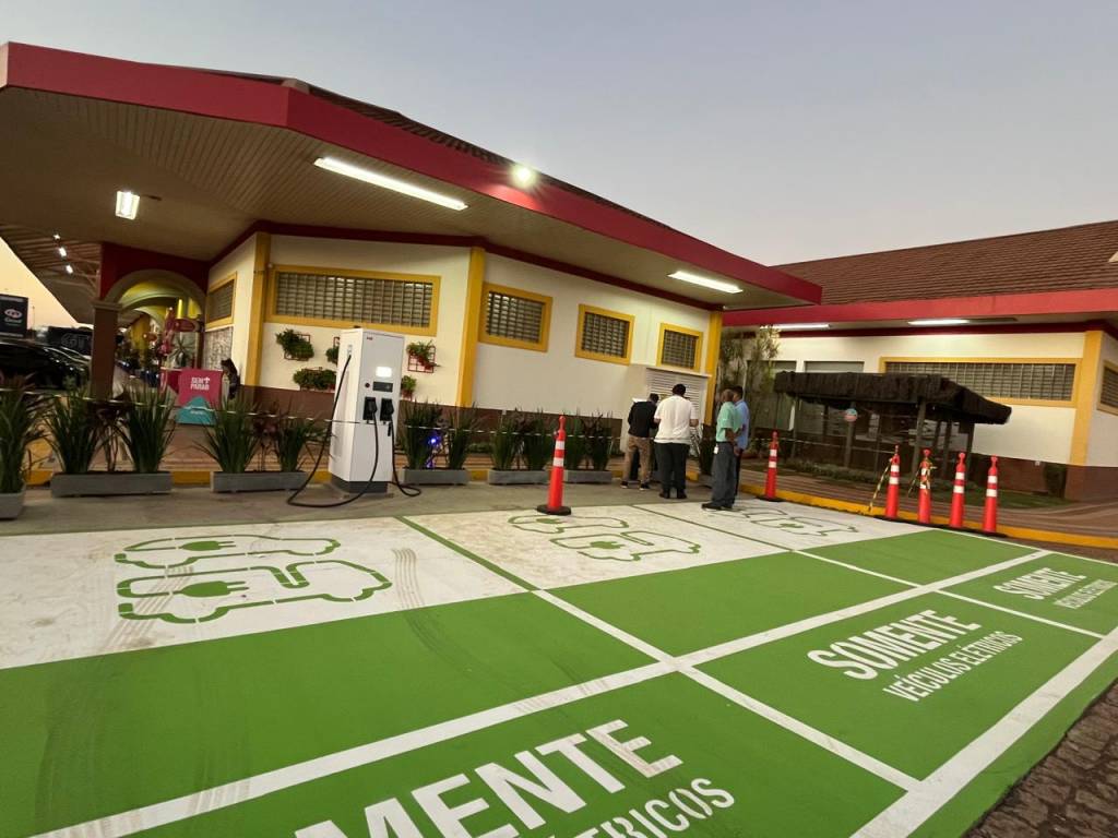 Graal começa a instalar novos carregadores rápidos para carros elétricos