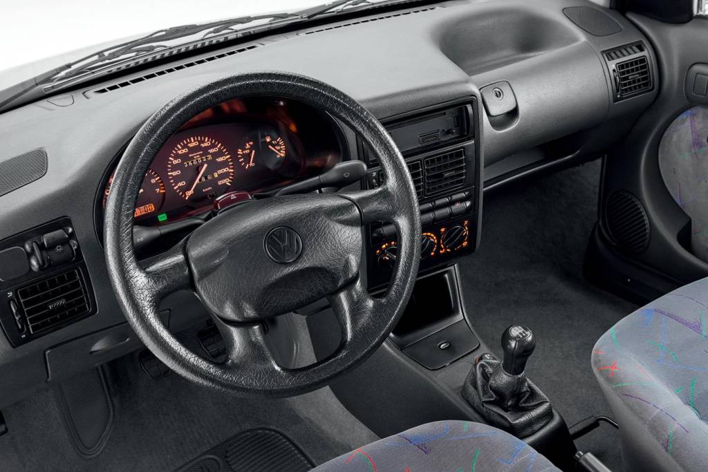 Gol GLi modelo 1995, da Volkswagen, automóvel testado pela revista Quatro Rodas (3) Gol GLi modelo 1995, da Volkswagen, automóvel testado pela revista Quatro Rodas (4)