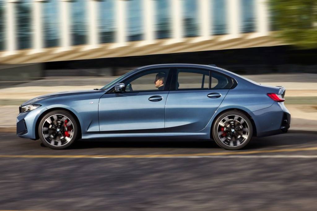 Novo BMW Série 3 2025 (23) Brasil aproveitará autonomia ampliada do 330e, híbrido plug-in