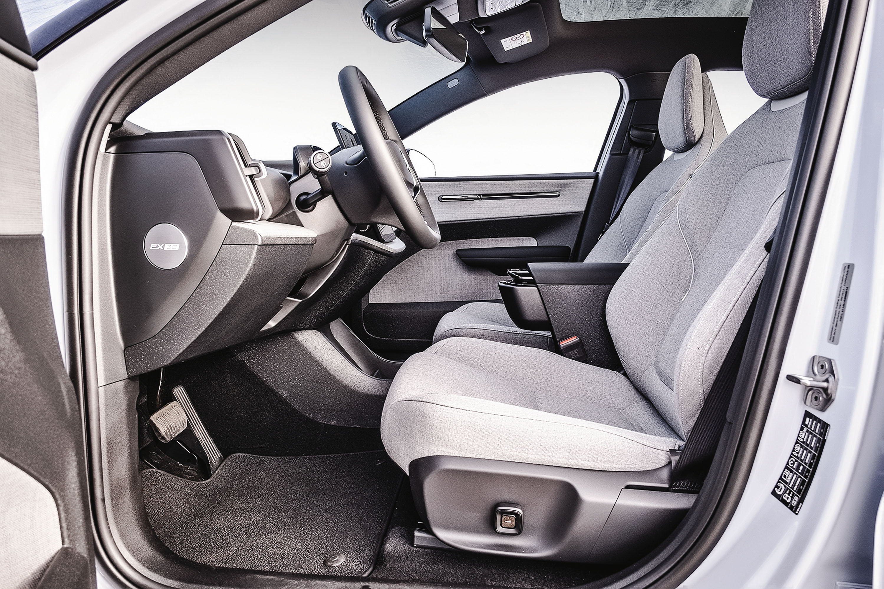 VOLVO EX30 ultra x renault megane e-tech