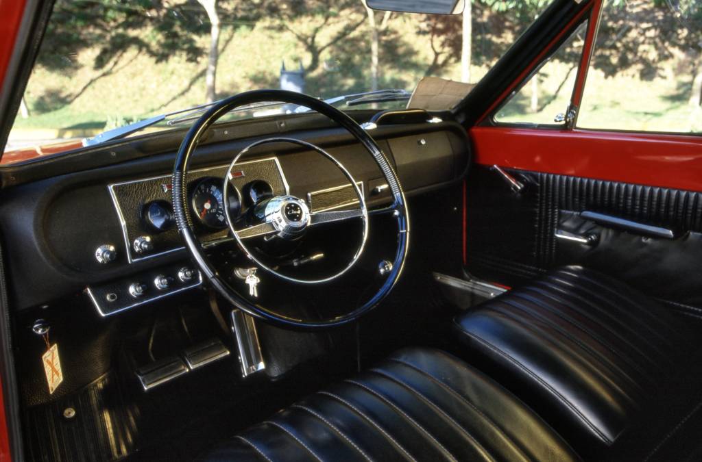 Interior do Corcel modelo 1969, com motor 1.3, avaliado pela revista Quatro Rodas._1 Corcel modelo 1969, com motor 1.3, avaliado pela revista Quatro Rodas.