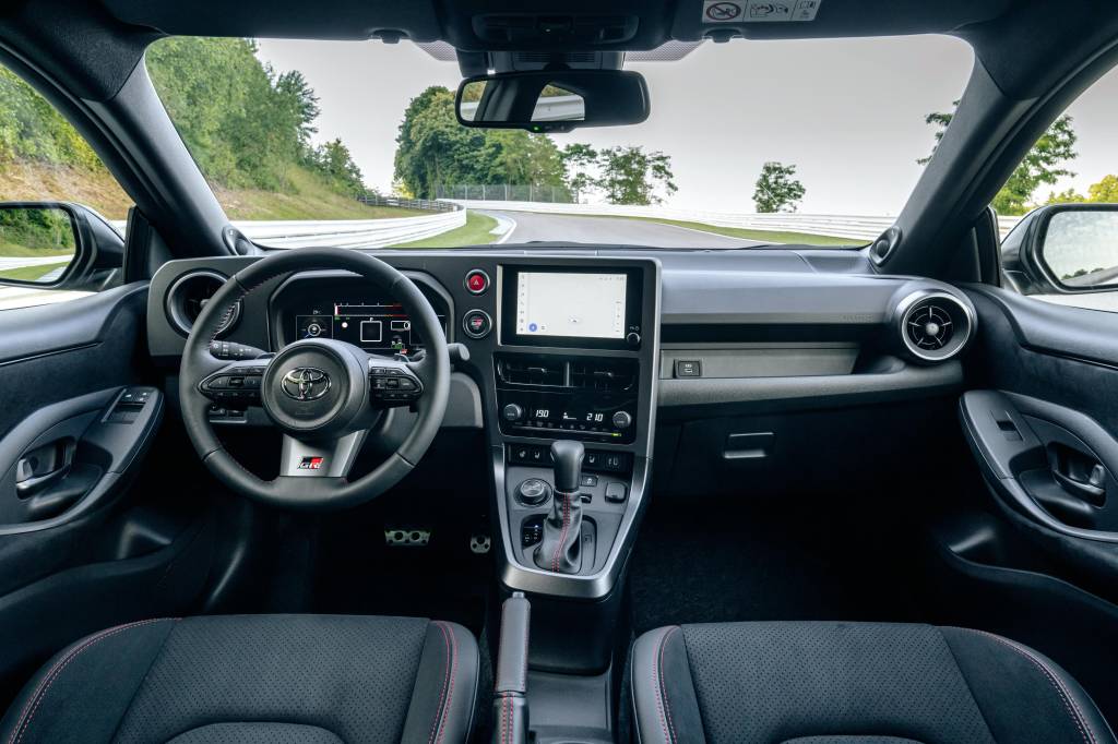 2024-gryaris-automatic-preciousmetal-dpl-interioranddetails–001 GR Yaris 2024