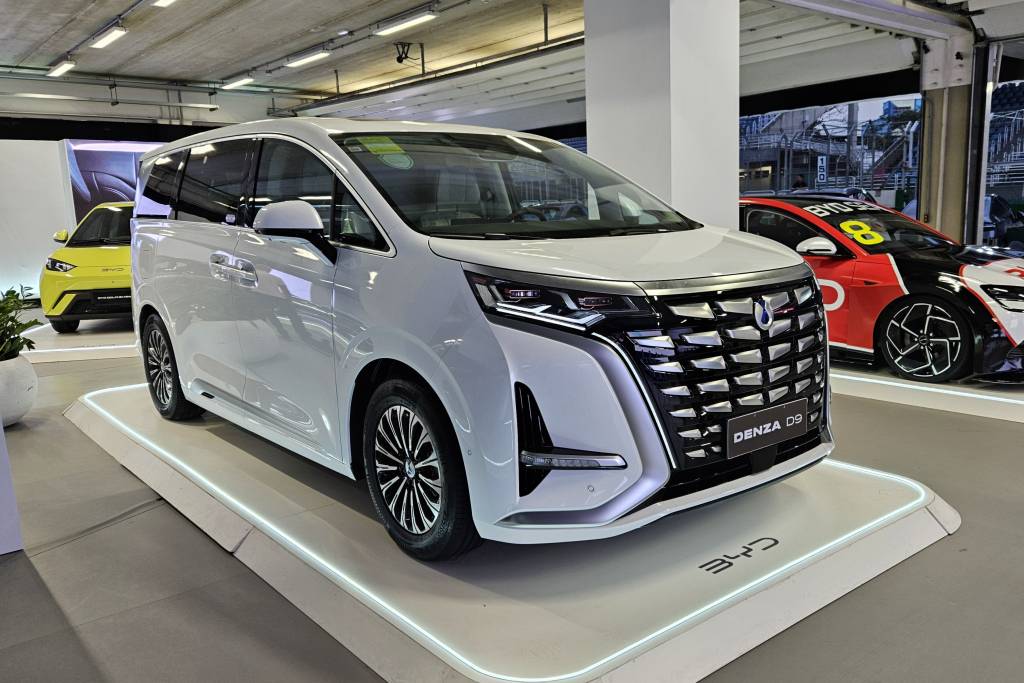 Denza, marca de luxo da BYD, estreia em 2025 com jipão de 680 cv e van