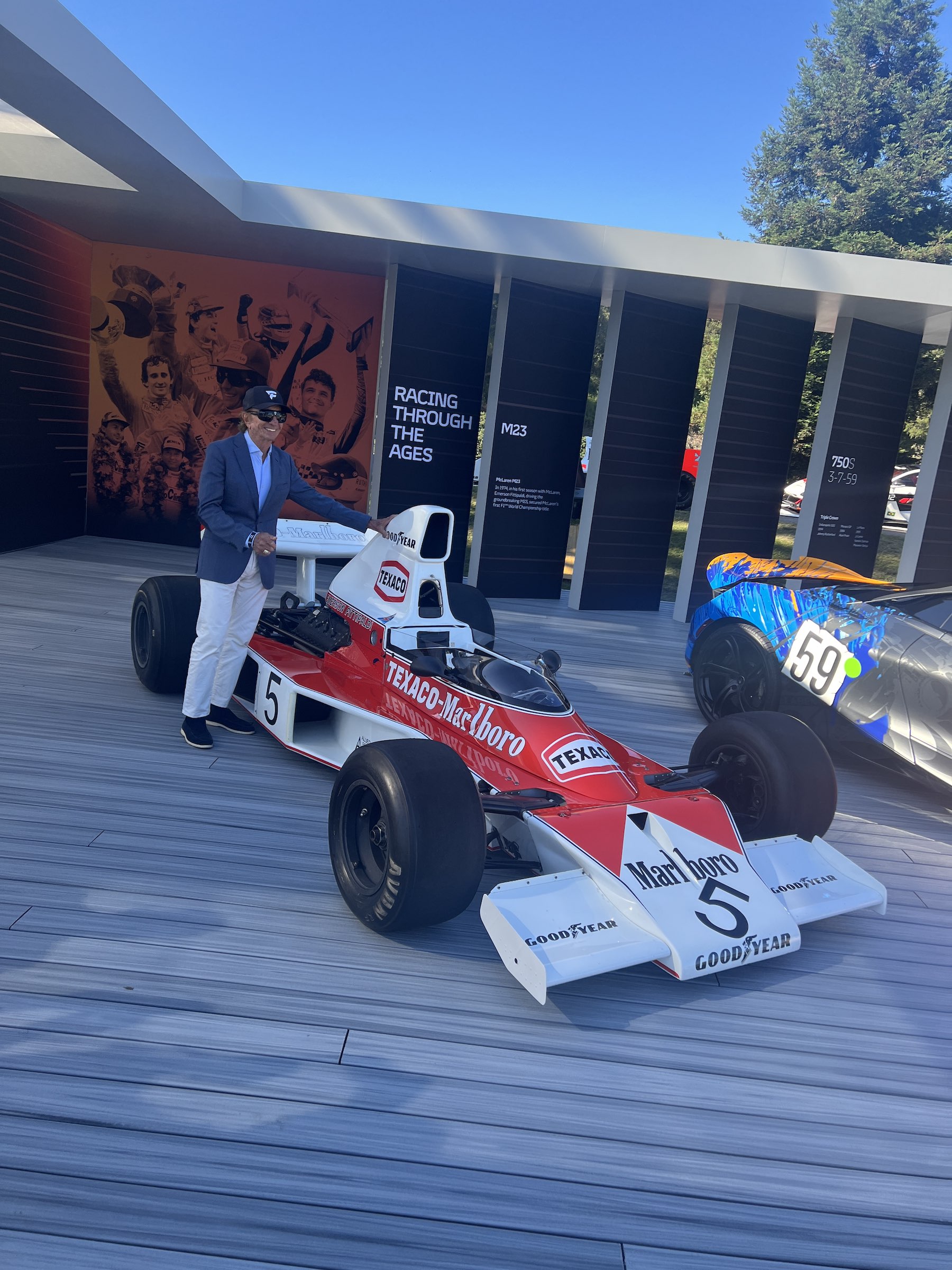 Emerson Fittipaldi ao lado da McLaren M23 de 1974