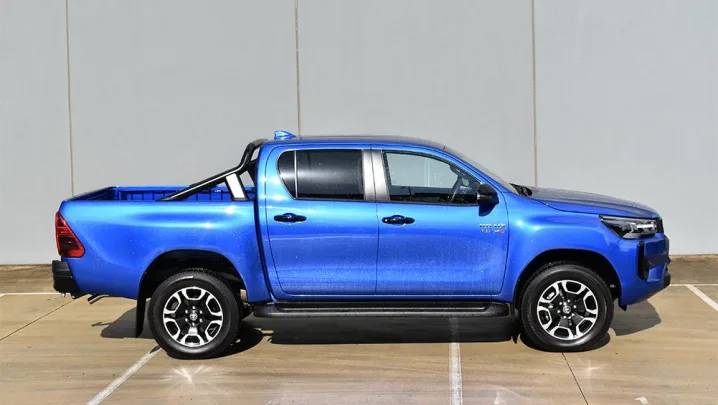 Toyota-HiLux-SR5-48V side-1001x565