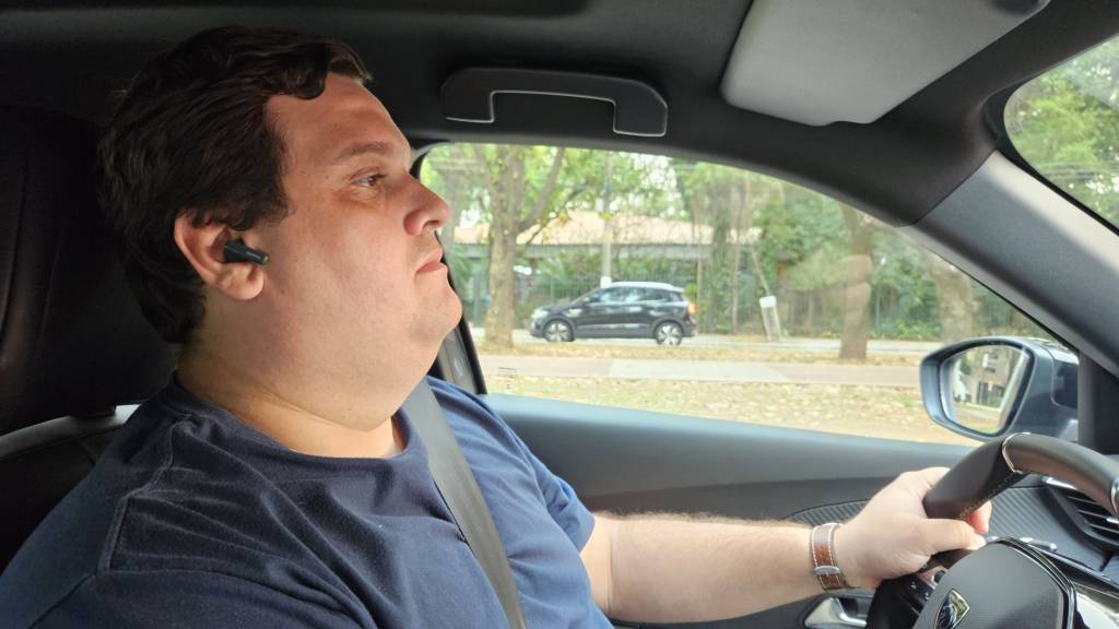 Dirigir com fone de ouvido é permitido ou dá multa?