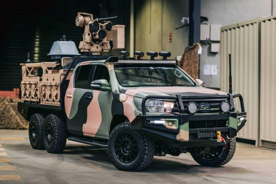 Australianos transformam Toyota Hilux em máquina de guerra com tração 6X6