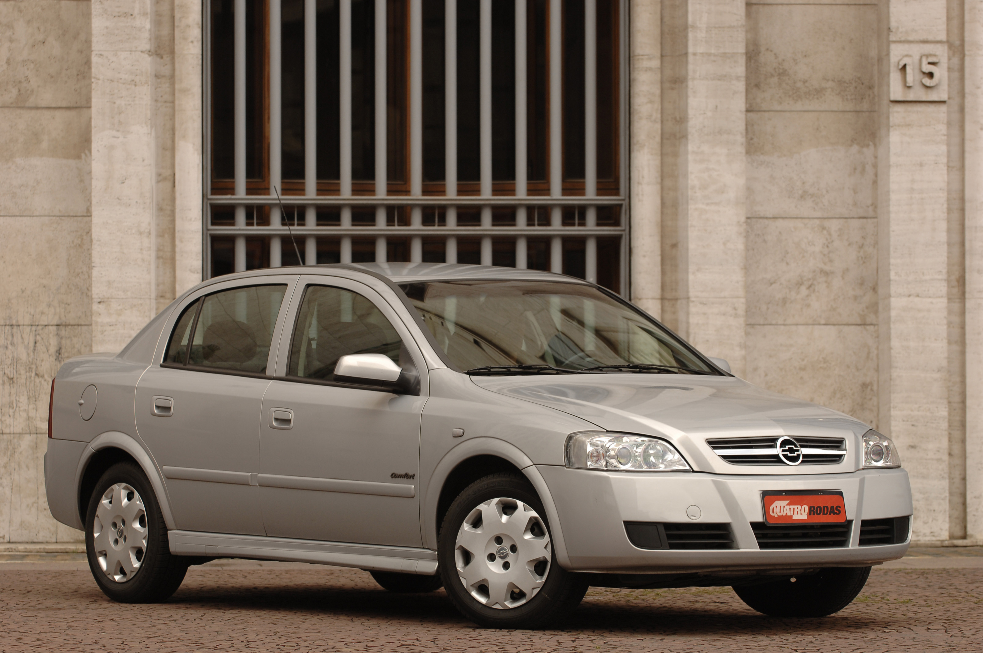 Astra Confort 2.0 da Chevrolet, sedã modelo 2006, testado pela revista Quatro Rodas.