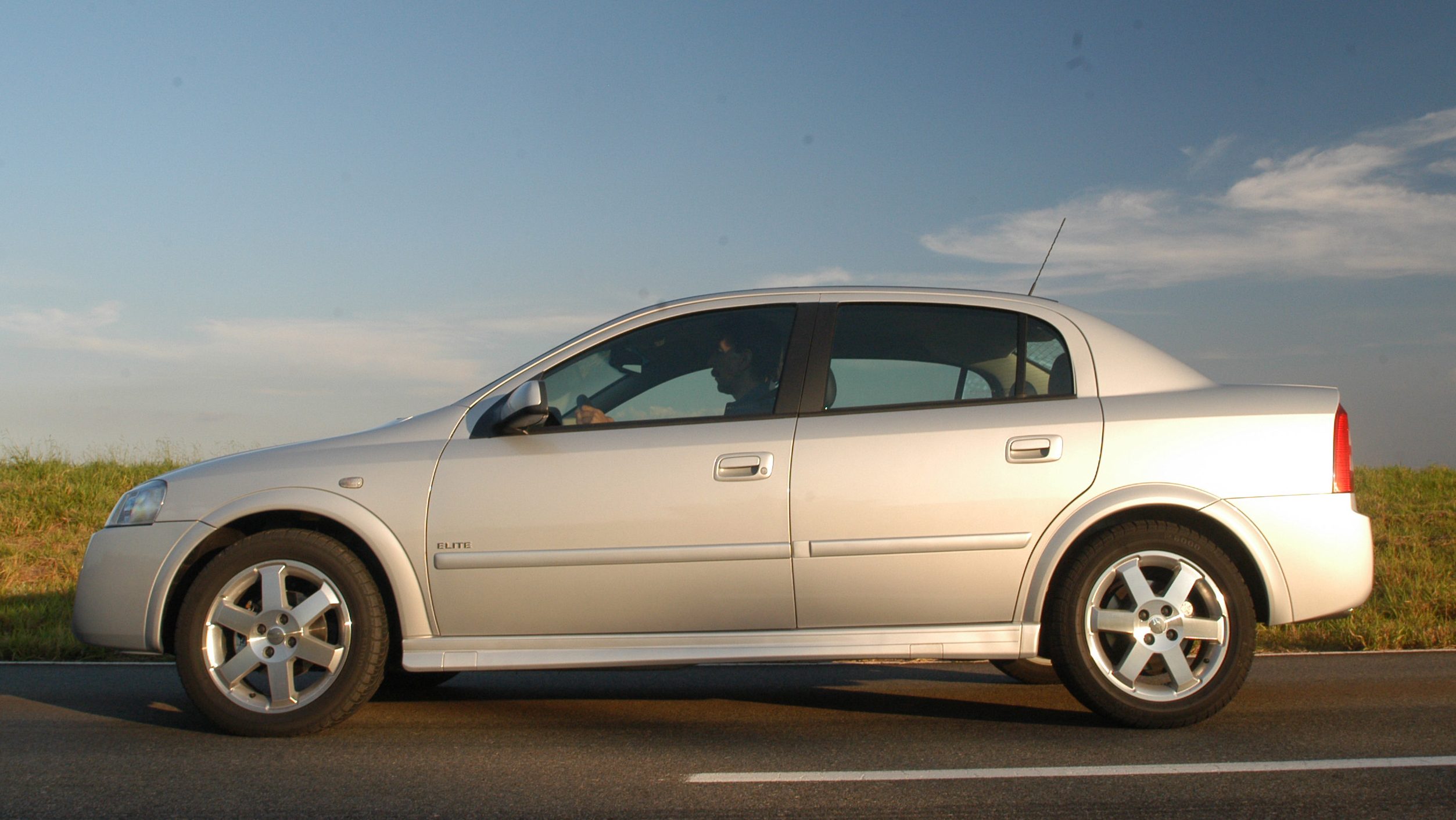 Astra Sedan 2.0 Flexpower Elite testado pela revista Quatro Rodas.